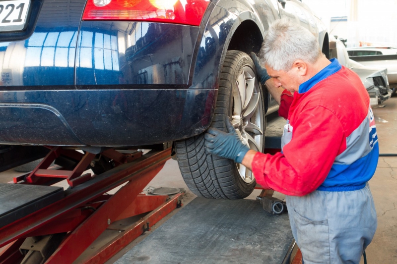 vitrine-CASTELLAR-min_auto_repair_repair_lift_auto_mechanic_work_clothes_master_professional_man_of_the_fold-685629