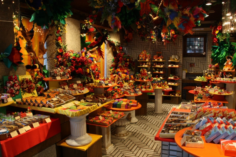 vitrine-CASTELLAR-min_candy_store_chocolate_shop_chocolate_switzerland-393515