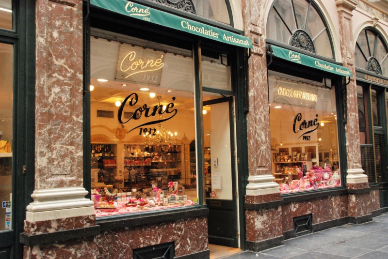 vitrine-CASTELLAR-min_chocolate_chocolaterie_shop_luxury_chic_gallery_brussels_belgium-558146