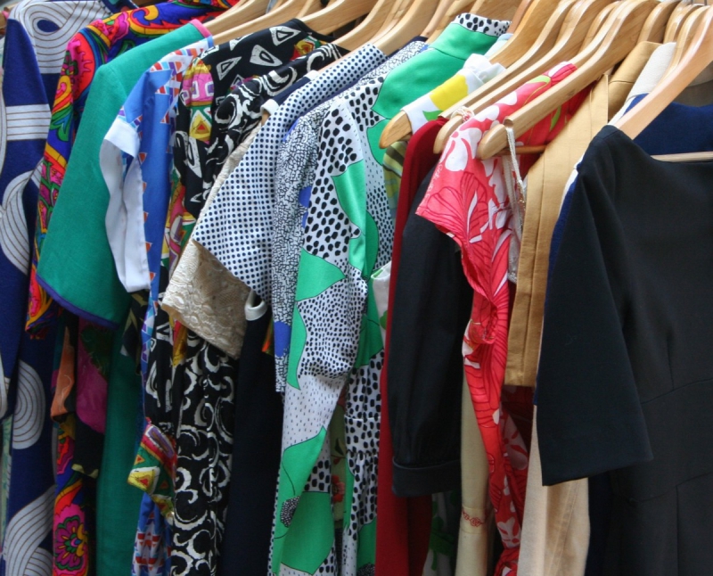 vitrine-CASTELLAR-min_dresses_apparel_clothing_clothes_clothes_hangers_wooden_hangers_retail_shop_closet-1149845