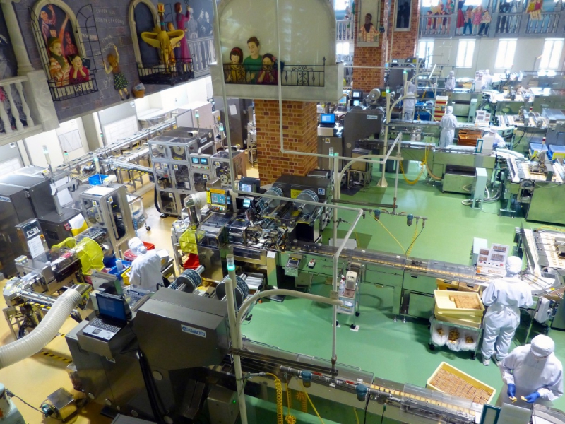 vitrine-CASTELLAR-min_japan_sapporo_chocolate_factory_label_packaging_cookie_machine_operators-961509