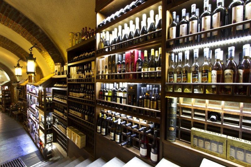 vitrine-CASTELLAR-min_world_street_travel_shop_canon_georgia_wine_bottles-429767